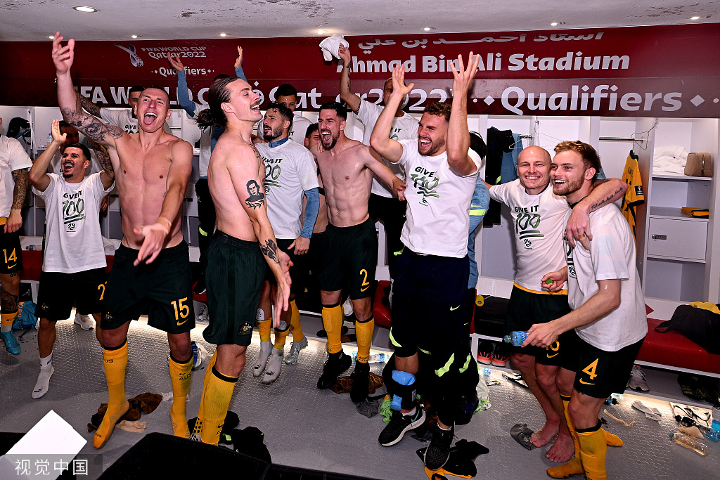 澳大利亚球员在更衣室庆祝。