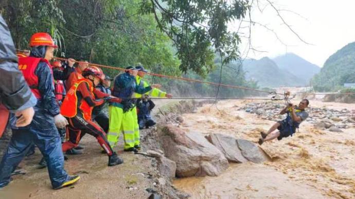 廣東清遠洪水引發泥石流，消防員“飛索”營救被困群眾