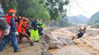 广东清远洪水引发泥石流，消防员“飞索”营救被困群众