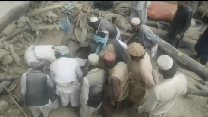 阿富汗遇20年来最致命地震，民众徒手扒废墟施救
