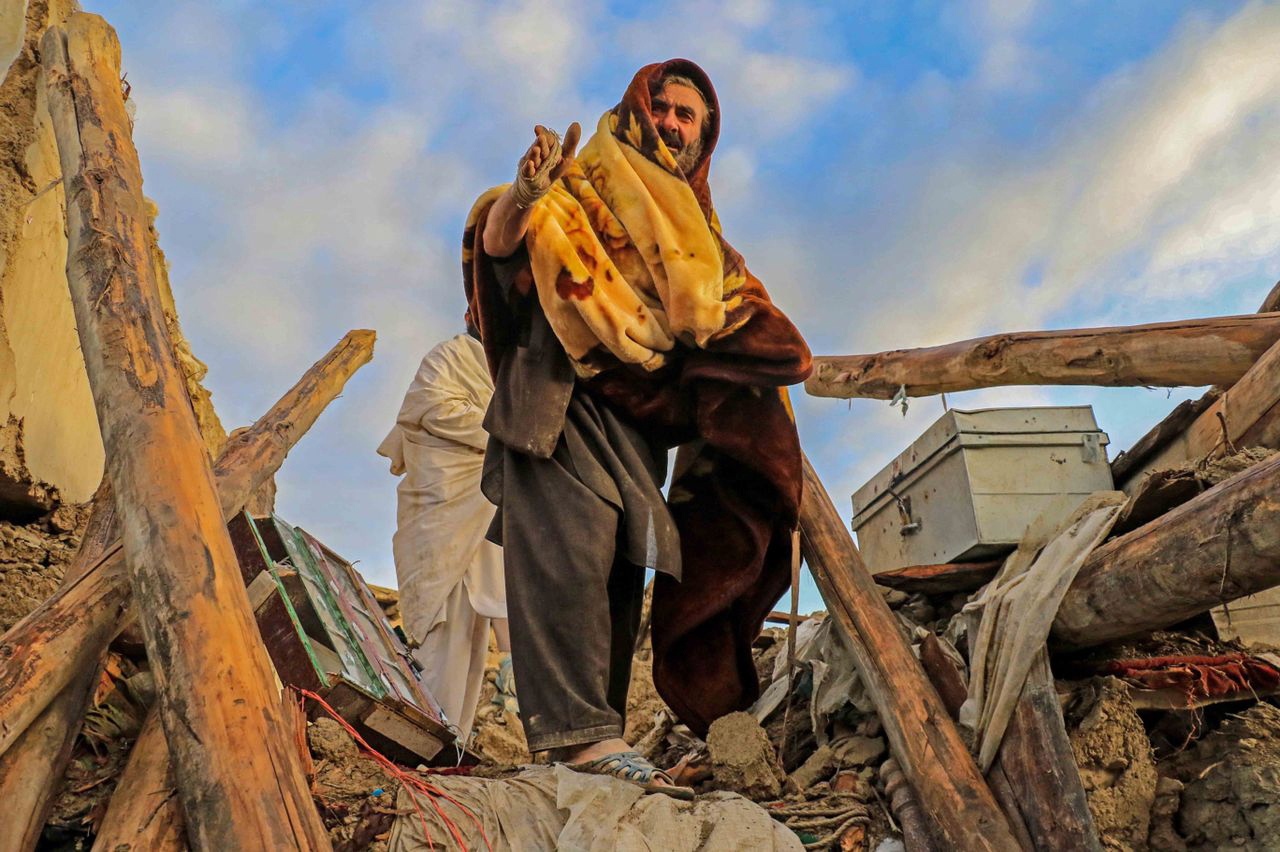 当地时间2022年6月22日，阿富汗帕克提卡省加延区，遭受地震的人们等待救援。