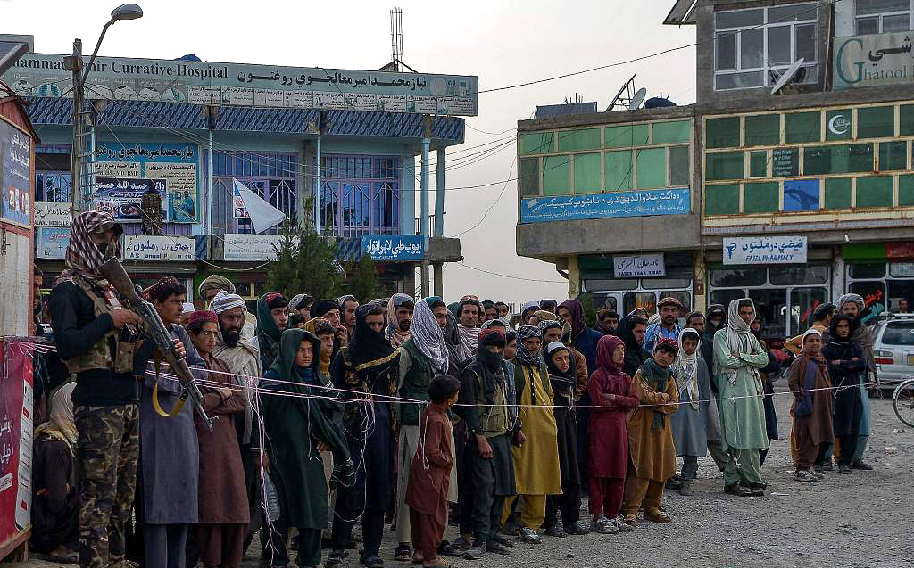 当地时间2022年6月22日，阿富汗帕克提卡省，人们在一家医院外排队，为地震受害者献血。