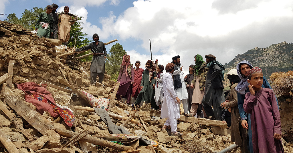 当地时间2022年6月22日，阿富汗帕克提卡省，人们在废墟中进行搜救工作。