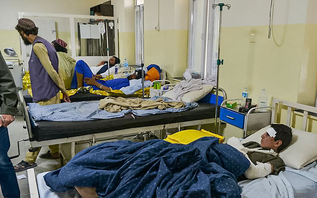 当地时间2022年6月22日，阿富汗帕克提卡省，伤者在医院接受治疗。