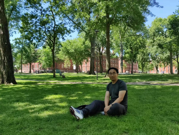 阿勒拉哈在哈佛大学校园的草地上。本文图片均由受访者提供