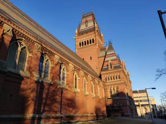 阿勒拉哈用镜头记录，阳光普照下的哈佛大学校园。