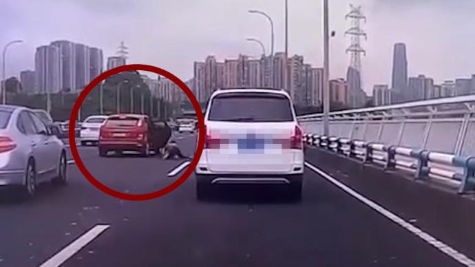 重庆一男子大桥上开门跳车后跃入江中，当地正搜救