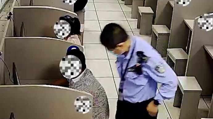 男子考駕照坐姿怪異引監考官注意:膠帶綁設備正在作弊