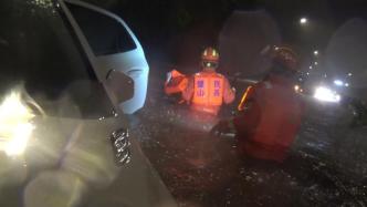 重庆强降雨一路段有5车8人被困，消防在齐腰深水中破窗救人