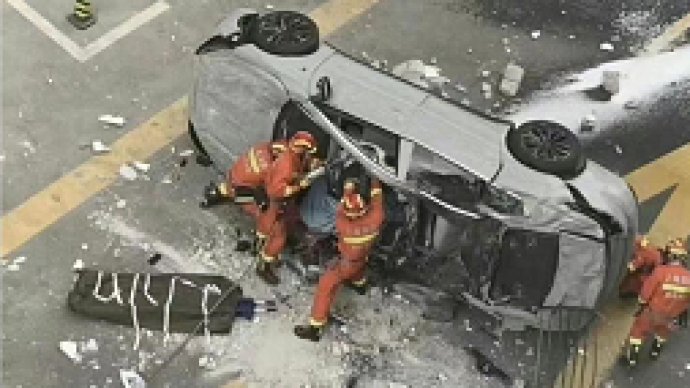 一辆蔚来汽车在上海冲出大楼坠落，车内两人被消防救出送医