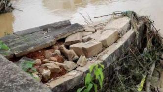 江西德兴：明代古桥遭洪水冲击受损，桥墩内惊现宋代石雕卧羊