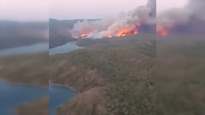 土耳其马尔马里斯爆发森林火灾，消防直升机被派往现场灭火