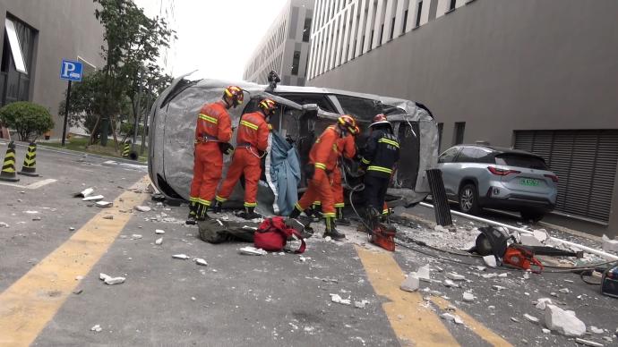 上海一辆蔚来测试车从高处坠下，两名试车员送医后不幸身亡