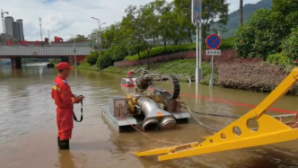 广东清远一大桥路口被淹，中国安能紧急赶赴排涝抢险