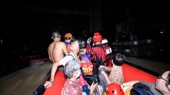 洪峰过境广东英德，消防救援人员连夜营救被困者