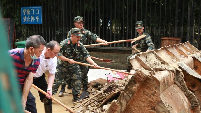 福建南平：洪水退去，武警官兵奋战清淤一线