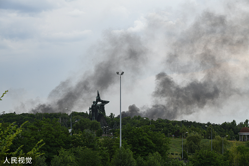 当地时间2022年6月18日，顿巴斯解放者纪念碑在炮击后升起浓烟。  本文图均为 人民视觉 资料图