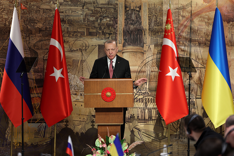 当地时间2022年3月29日，土耳其伊斯坦布尔，土耳其总统埃尔多安与俄乌双方代表团成员会面并发表讲话。俄乌代表团在伊斯坦布尔办公区（多尔玛巴赫切宫）举行第五轮谈判。