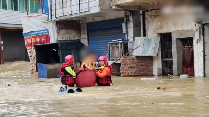 湖南益阳遭受多轮暴雨袭击，消防紧急动员展开救援