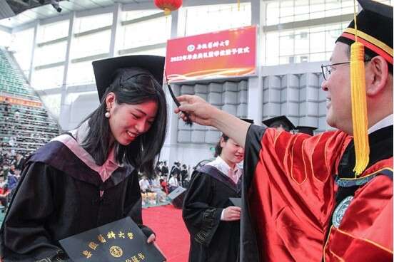 6月23日，安徽医科大学毕业典礼现场，该校党委书记为毕业生拨穗。 王晶晶/摄