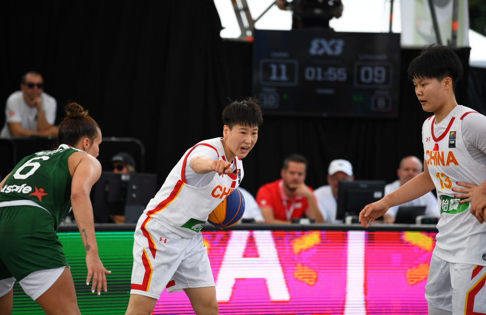 中国队球员曹君伟（中）在比赛中指挥队友跑位。新华社记者 任鹏飞 摄