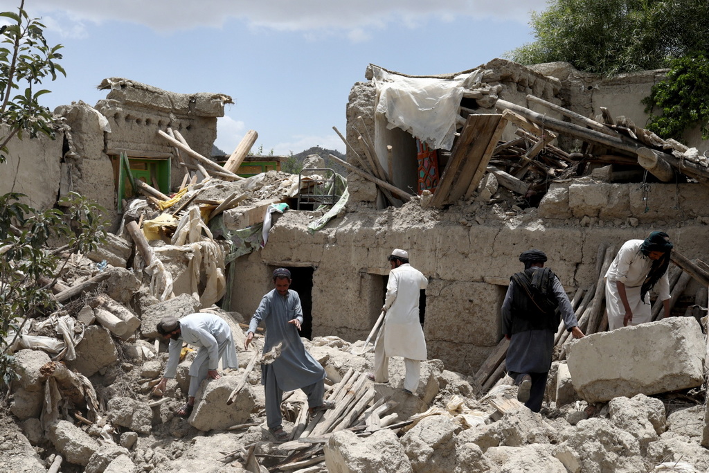 早安 世界 阿富汗强震已致1500死2000伤,搜救困难