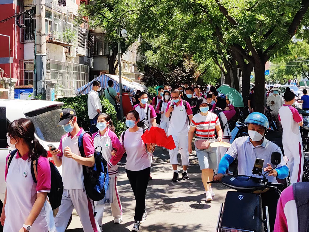 6月24日上午北京中考语文考试结束后，走出北京市第二十中学考点的考生和家长。