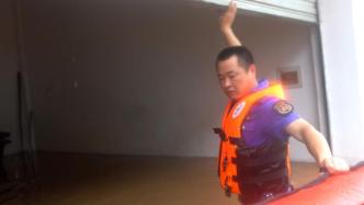 洪水來襲居民被困，干部下水推皮劃艇幫忙轉(zhuǎn)移
