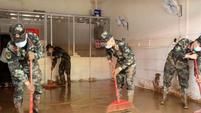 桂林洪水退去，武警官兵持续一线清淤