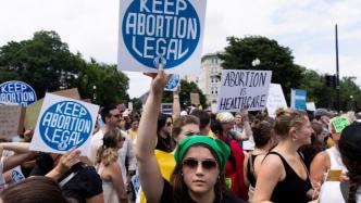 美最高法院推翻堕胎权判例后，全美70多地将举行示威游行