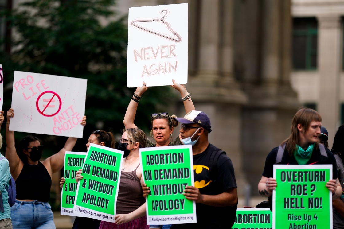 6月24日，堕胎权支持者在美国费城举行抗议。新华社 图