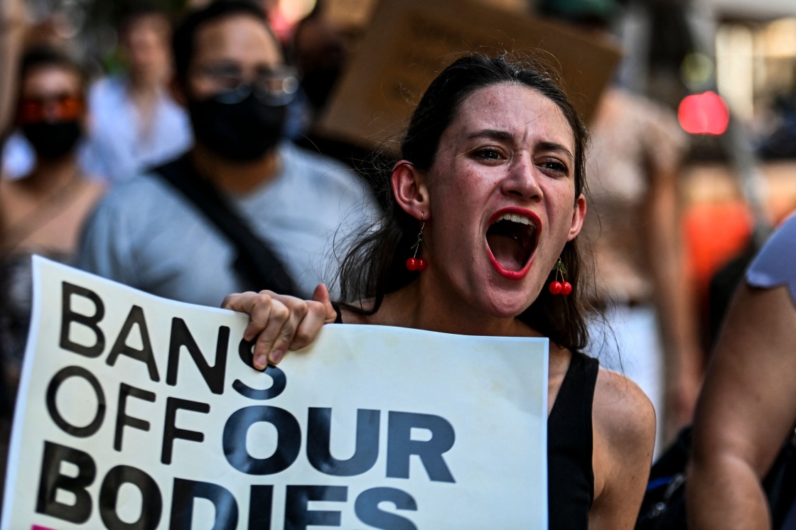 6月24日，堕胎权支持者在美国佛罗里达州迈阿密举行抗议。新华社 图