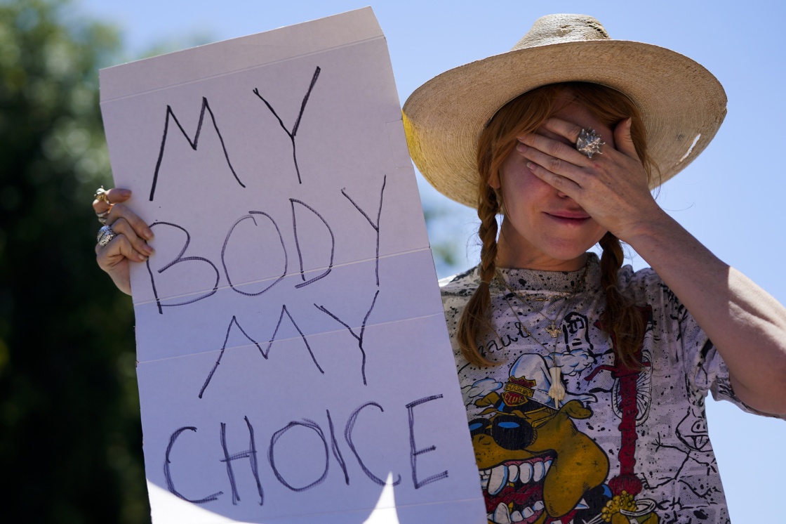 6月24日，堕胎权支持者在美国洛杉矶举行抗议。新华社 图