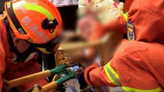 一岁多孩子脚卡婴儿车，消防员剪断婴儿车柱子解救