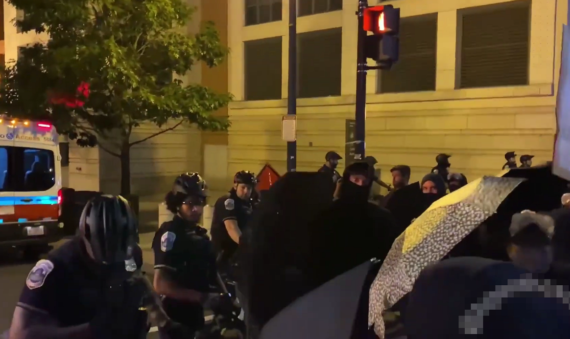 美國華盛頓街頭，黑衣人沖破警察設置的防線。（社交平臺）