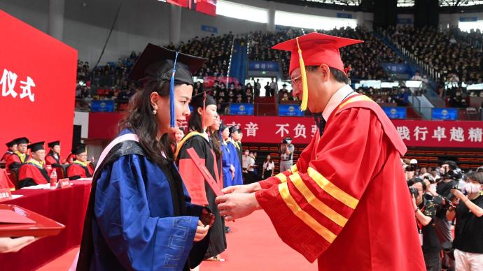 武汉理工大盲人女孩黄莺硕士毕业，将继续攻读博士