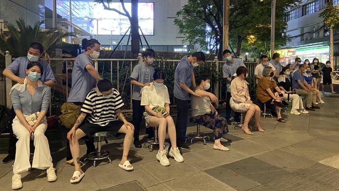上海盲人按摩師走上街頭，主動選擇“被看見”找回人氣