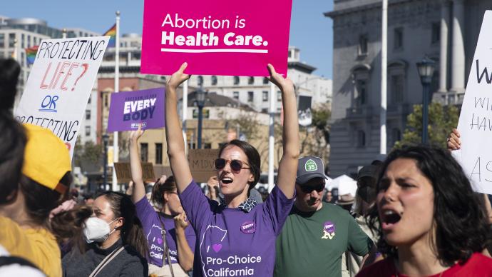 超过30名美国民主党参议员呼吁拜登“采取一切措施”维护堕胎权