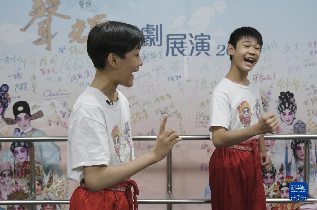利文喆（左）和同門師弟鐘天睿在排練室排練（5月29日攝）。 新華社記者 王申 攝
