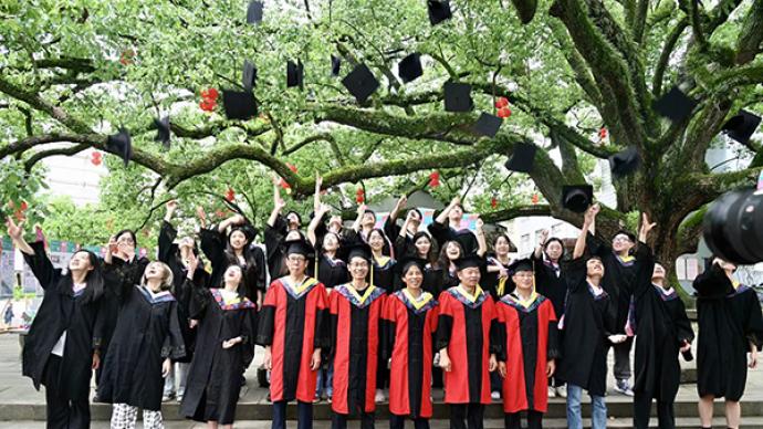 畢業季｜沒能在學校舉行的畢業典禮，在500歲大榕樹下舉行