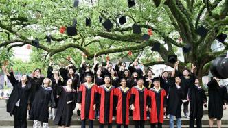 毕业季｜没能在学校举行的毕业典礼，在500岁大樟树下举行