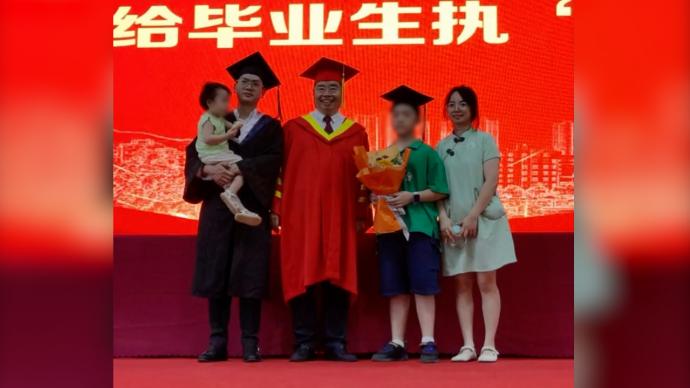 38岁大学生携妻儿参加毕业礼：34岁时第二次高考