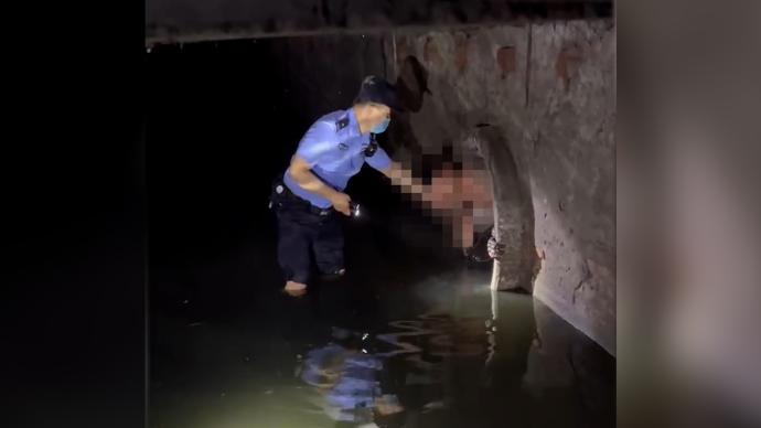 男子酒后躲入抽水渠，民警涉水搜寻劝导