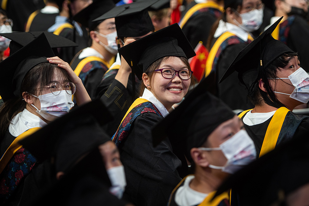 2022年6月22日，华中科技大学毕业生参加学校举行的毕业典礼。肖艺九/新华社 图