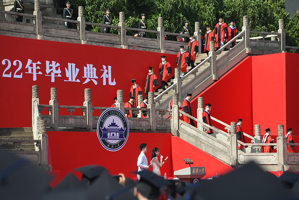 2022年6月22日，武汉，武汉大学在九一二操场举行2022年毕业典礼。毕业生们即将奔赴远方，踏上新征程。视觉中国 图