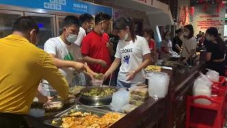 广东英德：一火锅店免费为抗洪人员送餐，邻里加入帮忙