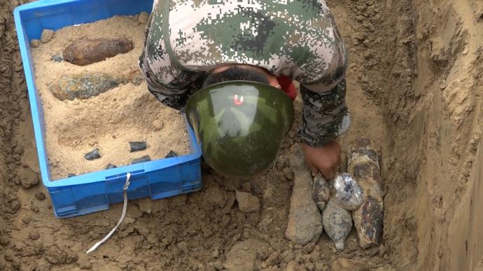 “轰隆”巨响，15枚废旧炮弹被警方集中销毁