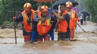 湖南郴州遭遇强降雨，消防员逆流而上转移被困群众