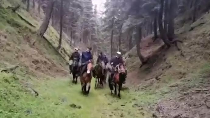 新疆一女子上山游玩走失，救援力量骑马搜救