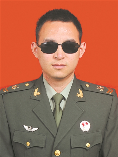 杜富国，男，汉族，贵州湄潭人，1991年11月出生，2010年12月入伍，现任南部战区陆军某扫雷排爆大队一级上士。